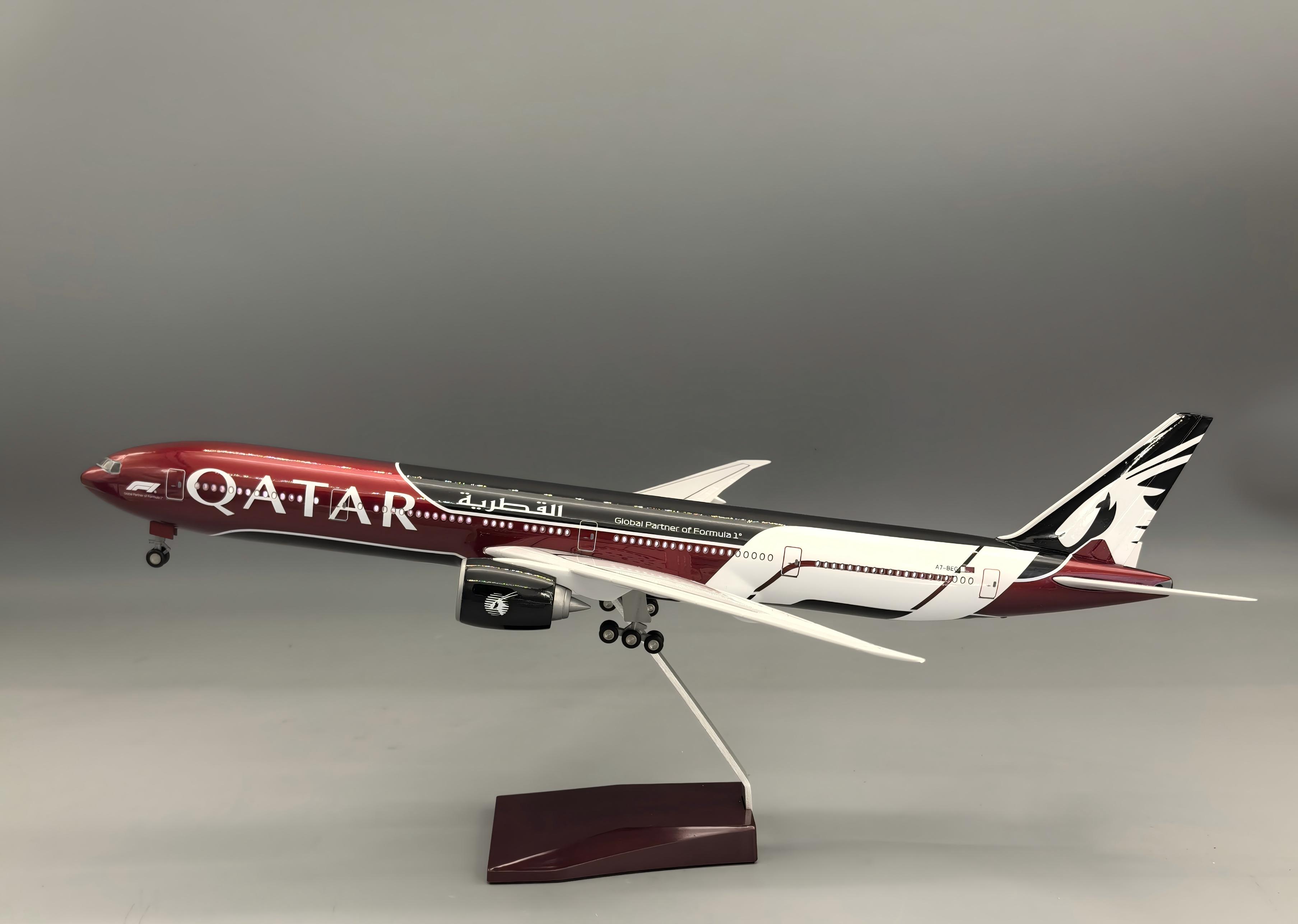 Miniatura de avião Qatar F1 B777 (47 cm LED) · miniatura de avião