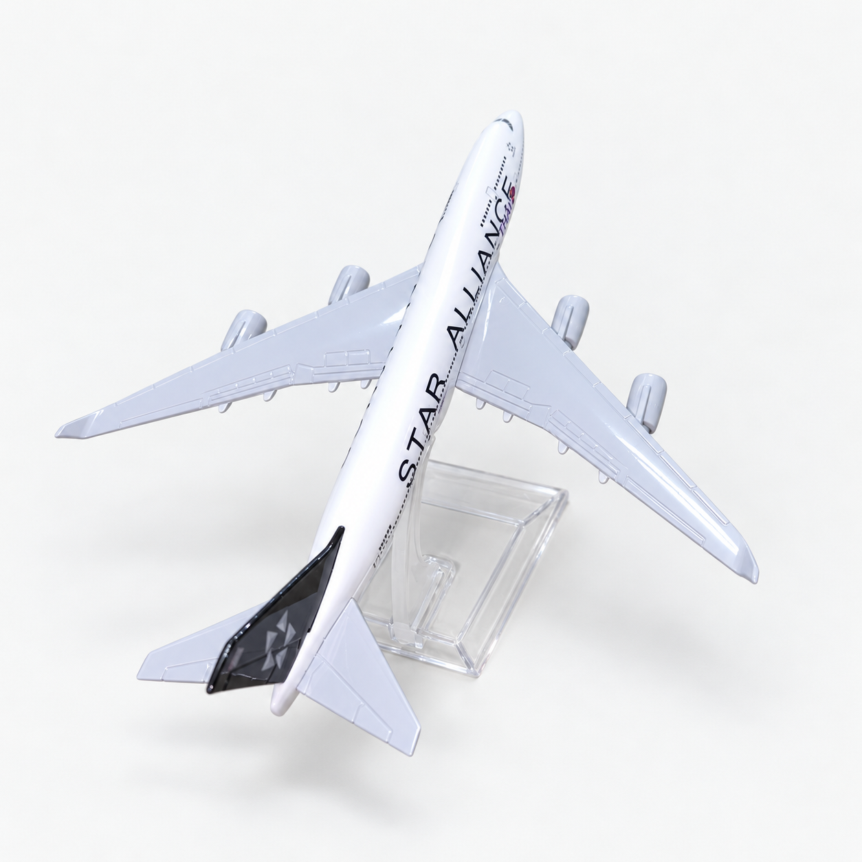 Maqueta Star Alliance B747 (1:450), vista lateral en tres cuartos, fotografía del producto